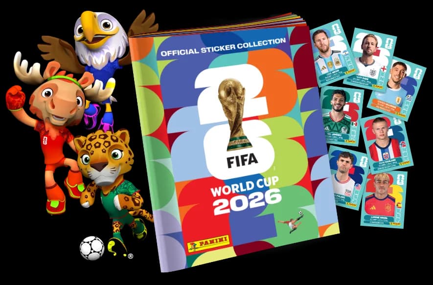 Mascotes Maple, Zayu e Clutch ao lado do álbum oficial Panini FIFA World Cup 2026 e figurinhas de jogadores